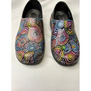 Woman’s crocs size 9